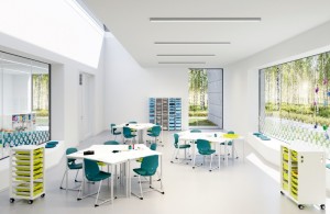 aula moderna per lo studio, scrivanie bianche e sedie verdi